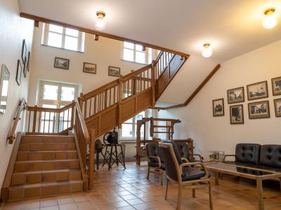 Foto: Treppenaufgang im Haus Issum