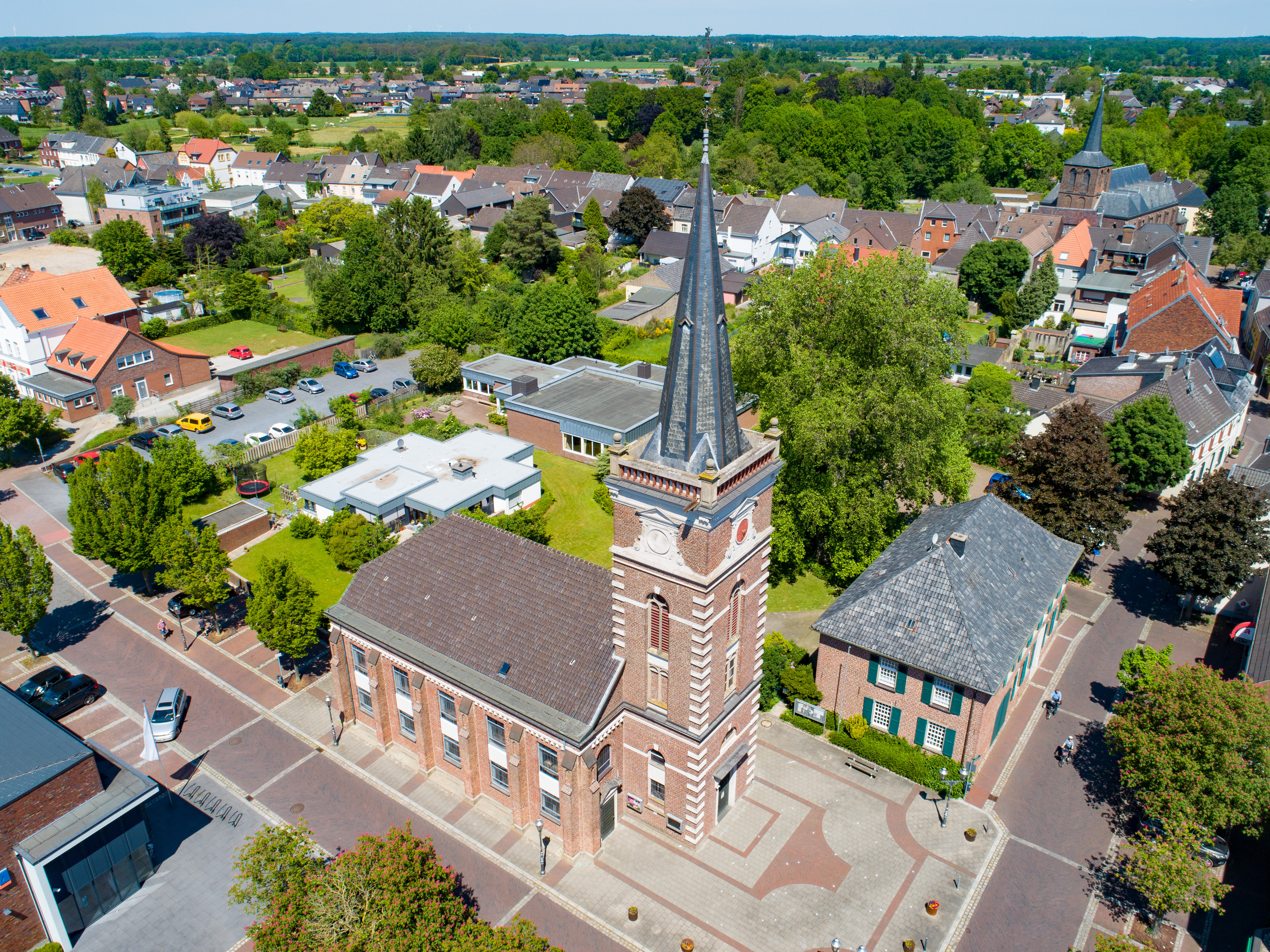 Luftbild evangelische Kirche Issum