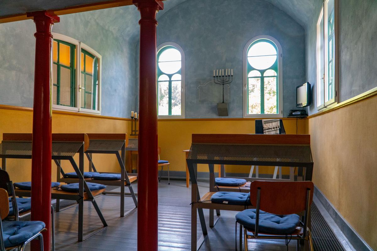 Schulbänke in der Synagoge