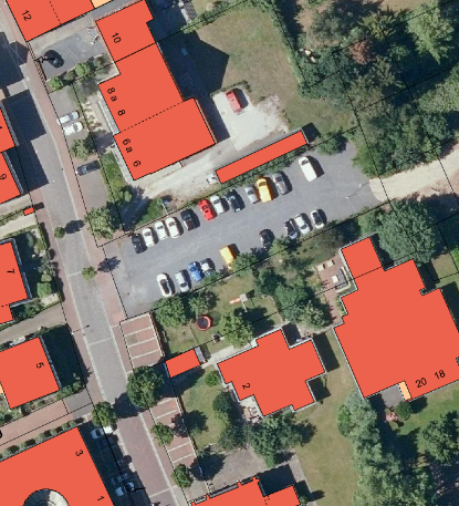 Luftbild des Parkplatzes auf der Schulstraße und den benachbarten Häusern