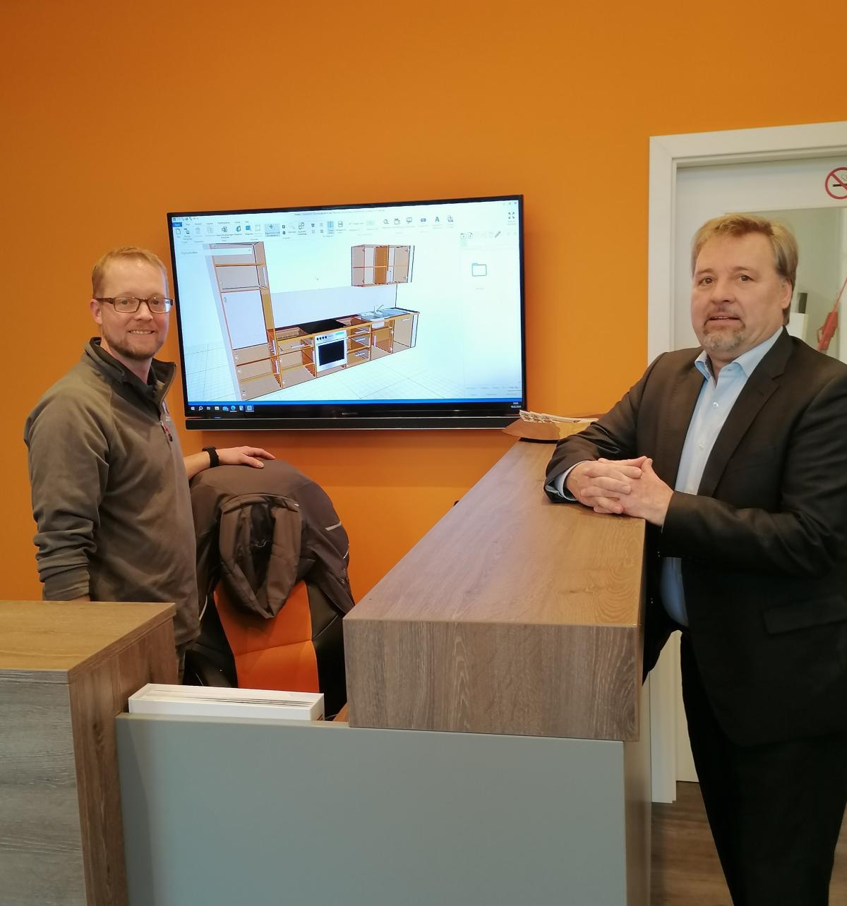 Stefan Lambrecht und Clemens Brüx im Büro der Schreinerei