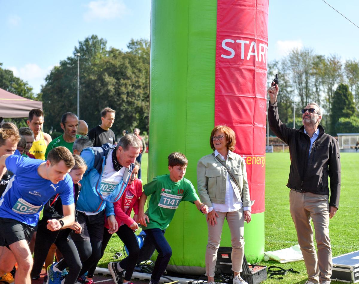 Die stellvertretende Bürgermeisterin Margret Keusen (l.) und Frithjof Gerstner (r.), Westenergie-Kommunalmanager, gaben den Startschuss für den 5- und 10-km-Lauf im Rahmen des 1. Herbstlauf Niederrhein. (Foto: Westenergie)