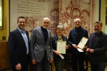 Preisträger 2024 Bildunterschrift v.l.n.r.: Herr Stefan Haag (Anheuser-Busch InBev, Brauerei Diebels), Johannes & Thea van Leuck, Herr Bernhard Greitemeier Stellv. für den Heimat- und Verkehrsverein, Bürgermeister Clemens Brüx