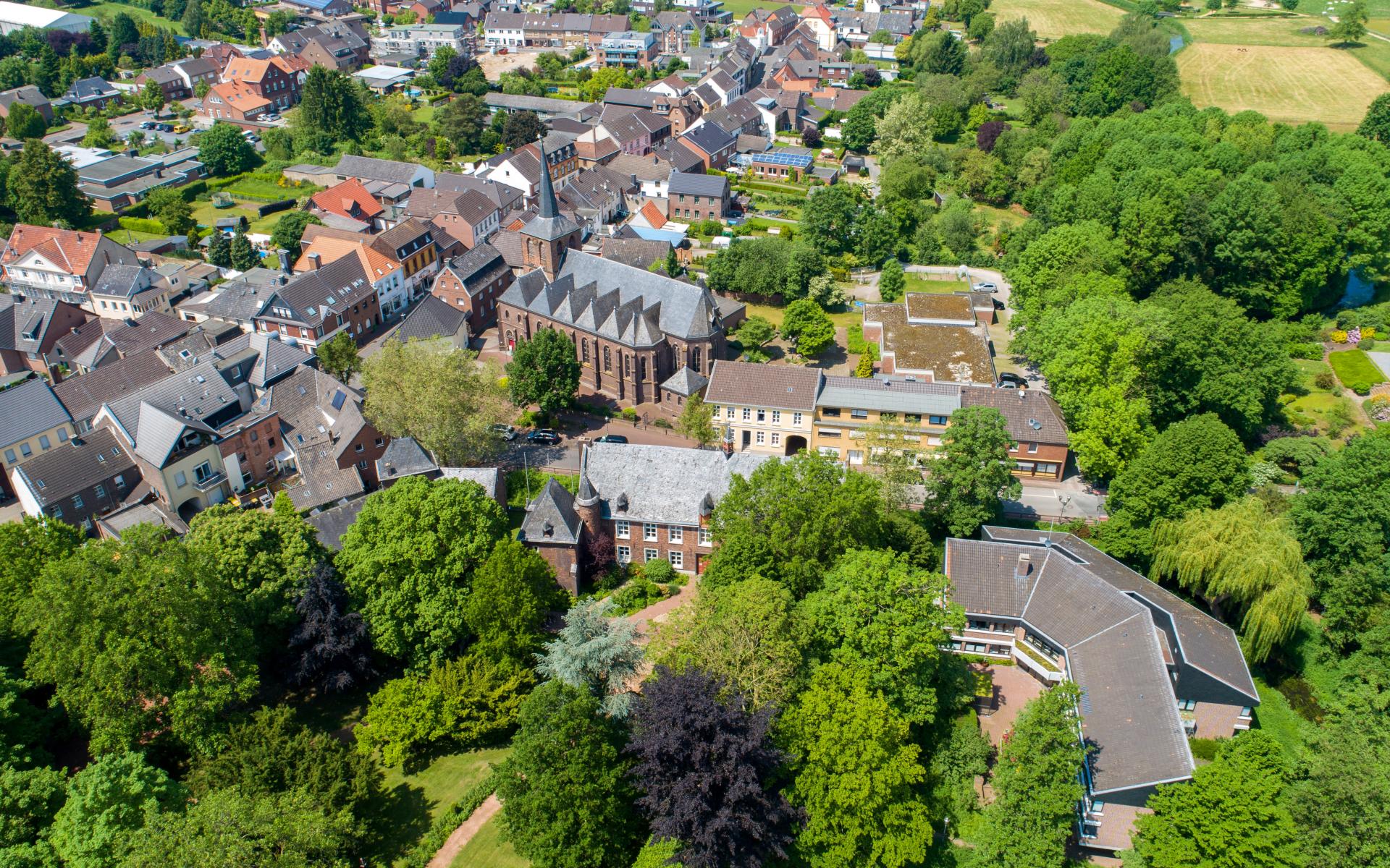 Luftbild: Rathauspark und Kirche St. Nikolaus