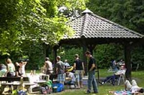 Personen auf dem Grillplatz Koetherdyck