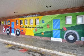 Graffiti eines Schulbusses an der Wand der St. Nikolaus-Grundschule