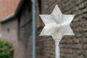 Stern vor der Synagoge Issum