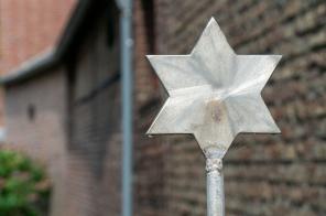 Metallener Davidstern vor der Synagoge