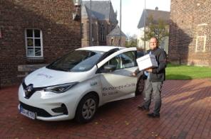 Foto: Christian Laakmann vor dem E-Auto Renault Zoe