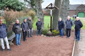 Foto: Mitglieder des Oermter Stammtisches aus der St. Sebastianus Bruderschaft Oermten-Großholthuysen präsentieren Bürgermeister Clemens Brüx das restaurierte Hagelkreuz