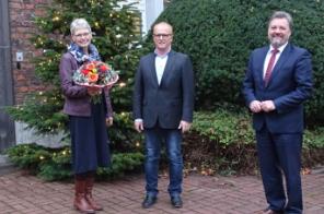 Foto: Alexa und Jürgen Happe mit Bürgermeister Clemens Brüx