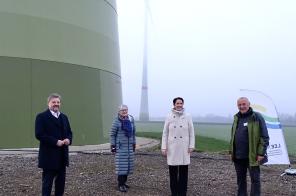 Clemens Brüx, Margret Voßler-Deppe, Silke Gorißen und LEE NRW Vorsitzender Rainer Priggen im WIndpark Issum