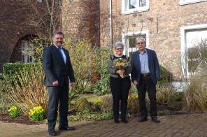 Bürgermeister Clemens Brüx mit Brigitte Bast und Ehemann