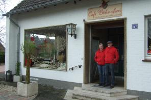 Heidi und Kurt Wilschinski vor dem Café Böhnchen
