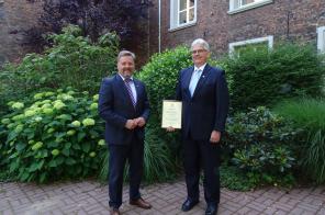 Clemens Brüx übergibt Gerhard Stenmans die Ehrenurkunde