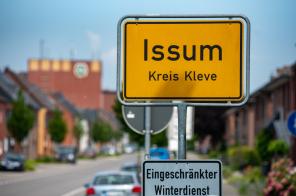 Ortstafel Issum