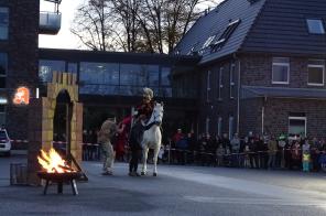 Inszenierung: St. Martin auf dem Pferd übergibt seinen Mantel an einen Bettler