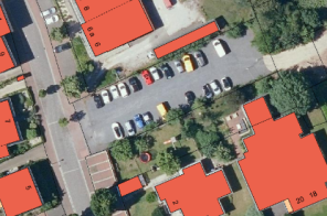 Luftbild des Parkplatzes auf der Schulstraße und den benachbarten Häusern