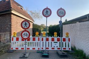 Absperrung des Fußweges zur Fleuthbrücke
