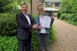 Clemens Brüx gratuliert Sarah Schulze zur bestandenen Prüfung