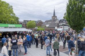 Menschen auf dem Feierabendmarkt