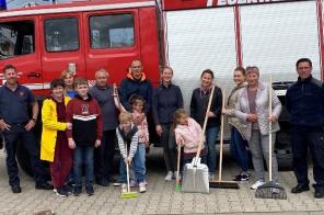 Gruppenbild vor dem Feuerwehrauto