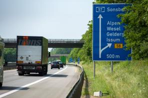 Schild auf der Autobahn A57 