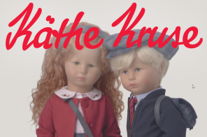 Schriftzug Käthe Kruse vor zwei Puppen