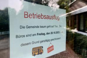 Zettel des Betriebsausfluges am Rathauseingang