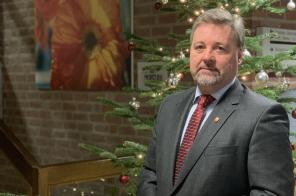 Portrait des Bürgermeisters vor einem geschmückten Tannenbaum