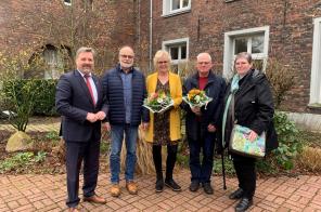 Ein Gruppenbild der Verabschiedeten mit Ehepartnern und Bürgermeister Clemens Brüx