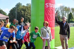 Die stellvertretende Bürgermeisterin Margret Keusen (l.) und Frithjof Gerstner (r.), Westenergie-Kommunalmanager, gaben den Startschuss für den 5- und 10-km-Lauf im Rahmen des 1. Herbstlauf Niederrhein. (Foto: Westenergie)