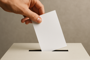 Ein Zettel wird in eine Wahlurne eingeworfen