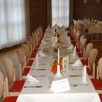 Gedeckte Tischreihe im Bürgerhaus