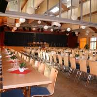 Gedeckte Tische im Bürgersaal