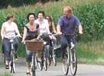 Radfahrer auf einem Feldweg