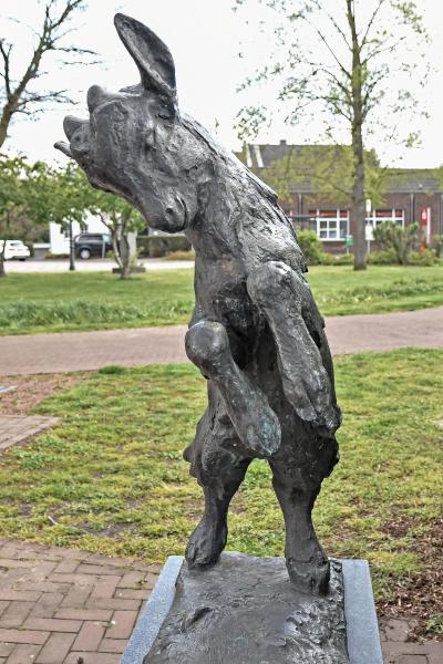 Skulptur einer Ziege am Clemens-Pasch-Platz