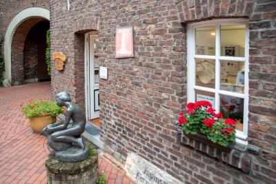 His-Törchen mit Statue