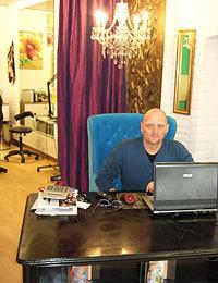 Klaus D. Davis-Packroß in seinem Tattoostudio