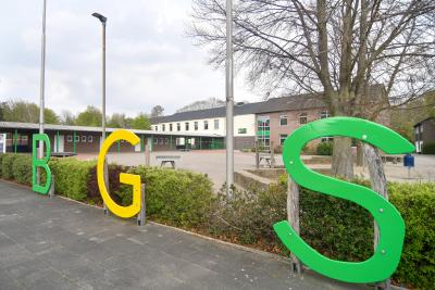 Schriftzug BGS (Brüder-Grimm-Schule)