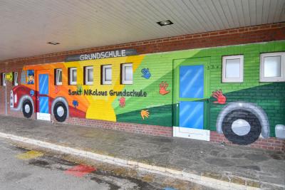 Graffiti eines Schulbusses an der Wand der St. Nikolaus-Grundschule