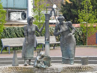 Statue auf dem Brunnen am Platz an de Pomp 