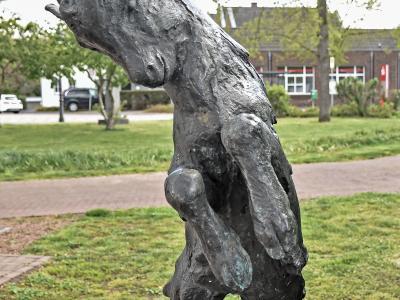 Skulptur einer Ziege am Clemens-Pasch-Platz