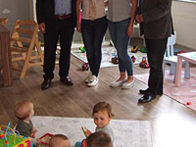 Eigentümer/innen und Bürgermeister Brüx in der Kindertagespflegeeinrichtung La Fleur