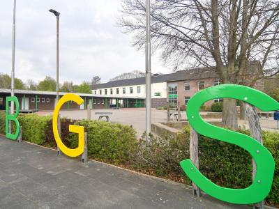 Schriftzug BGS (Brüder-Grimm-Schule)