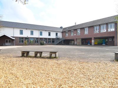 Außenansicht: St. Nikolaus-Grundschule