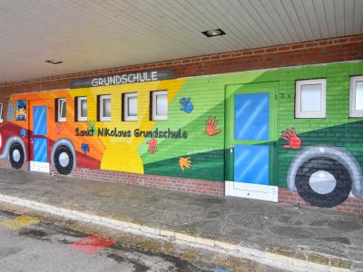 Graffiti eines Schulbusses an der Wand der St. Nikolaus-Grundschule