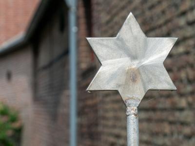 Stern vor der Synagoge Issum