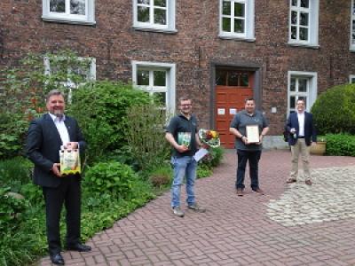 Bild von links: Bürgermeister Clemens Brüx, Thomas Bremenkamp und Peter Kilders von den Heimatfreunden Großholthuysen und Stafan Haag von der Brauerei Diebels