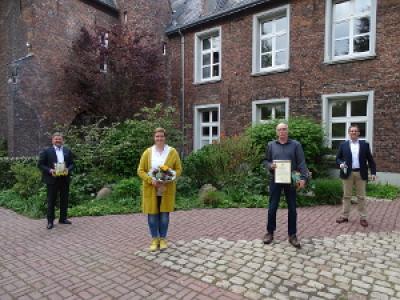 Bild von links: Bürgermeister Clemens Brüx, Doris Adams und Wolfgang Buhren vom Schulschachverein Brüder-Grimm Niederrhein e. V. und Stefan Haag von der Brauerei Diebels